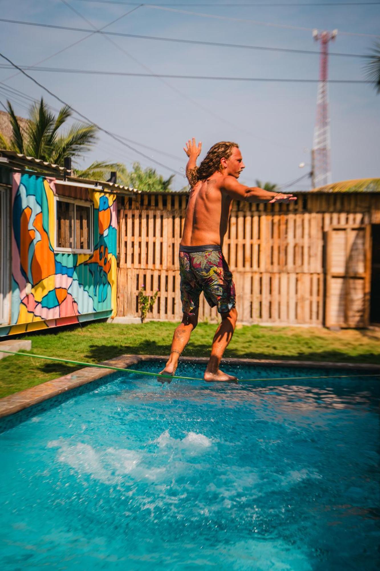 Green Belly Surf Hostel El Paredón Buena Vista المظهر الخارجي الصورة